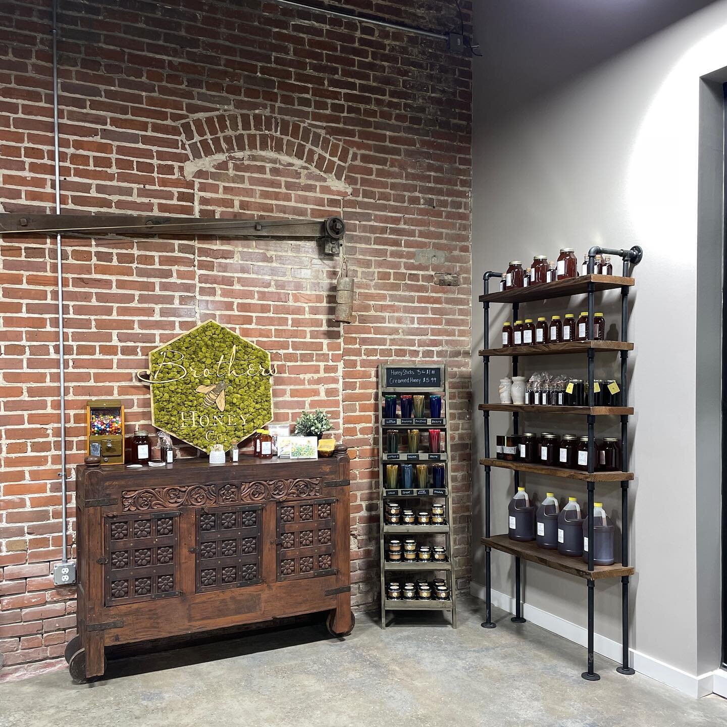 @sqtastingroom in downtown Conway is OPEN! Go see them, taste all the amazing things, and get some amazing oils/balsamics + honey!