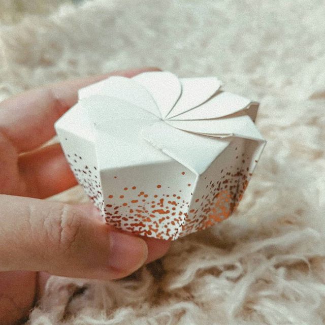Mini foil-stamped.
.
Do check out our website aphinitea.com for more details 😊
.
#aphiniteapackaging
.
.
.
.
. 
#paperlove #productdesign #packagingdesign #foodpackaging #packaging #origami #flowerpackaging #currentdesignsituation #designmilkeveryda