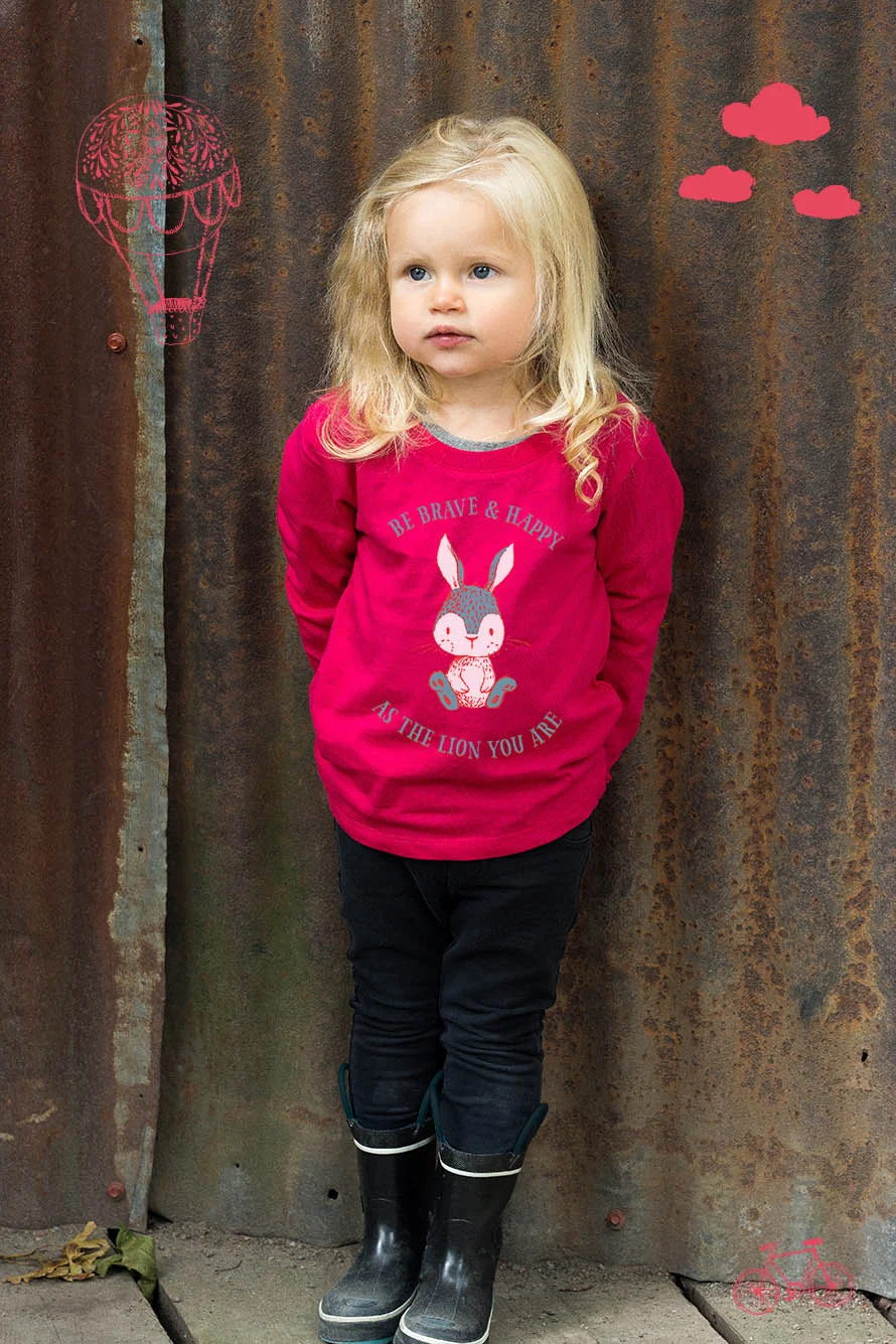 Gullig luvtröja med kanintryck. Var modig och glad som det lejon du är. Luckimi @luckimibrand www.luckimi.com