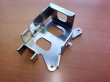 Großzügig dimensionierte Gummi- vorhänge um Ihren Traktor zu schützen (Standardausstattung) Externer Steuerblock für Traktoren mit wenigen Steuergeräten (Option)