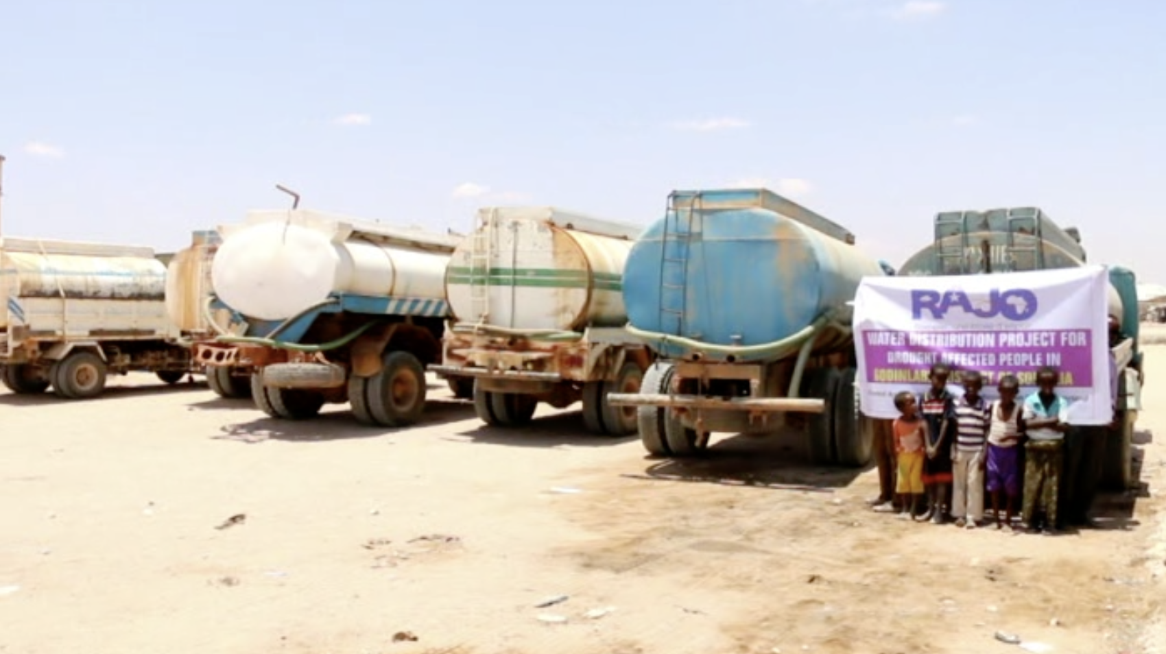   Puit d’eau à Adado, les camions puisent puis livrent dans les villages  