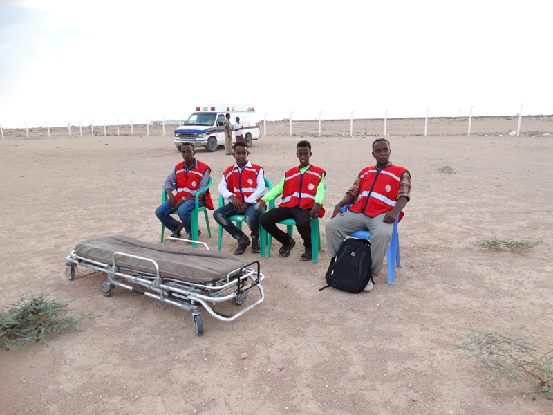   Quatre ambulanciers sont sur place en cas de blessés  