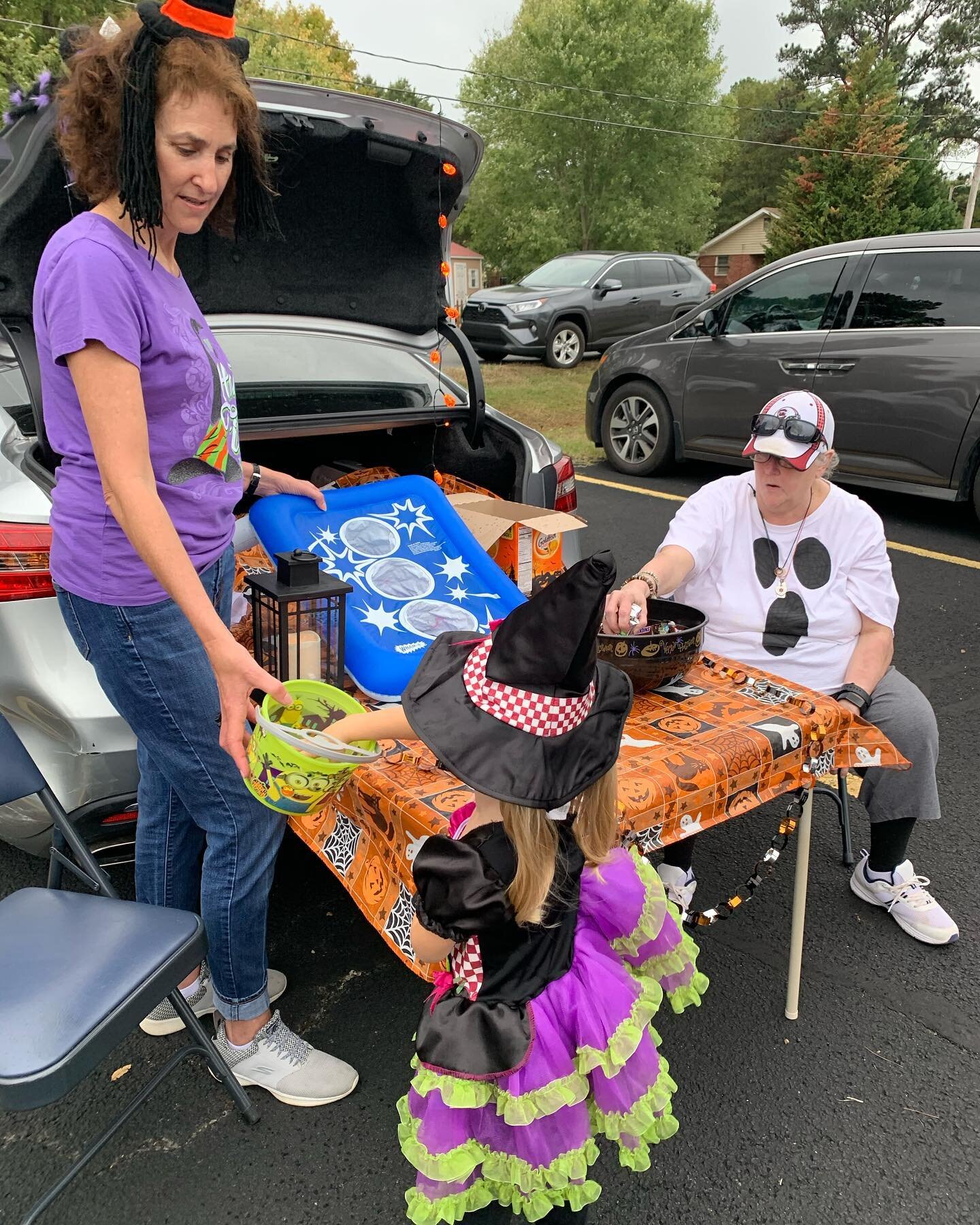 Some photos from our annual Trunk or Treat! What a great time! #trunkortreat #aldersgateumc #halloween #happyhalloween #theunitedmethodistchurch #2k19 🍭 👻 🍬 🎃 🦇 ⛪️ ✝️