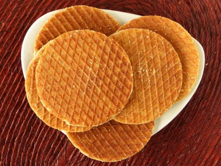 Source :the super organizer Universe ITALIE : En Italie nous retrouvons la Pizzelle des Abruzzes ! Le nom et la consistance de cette petite gaufre croustillante change en fonction de la région où elle est fabriquée, on peut l’appeler par exemple : ferratelle ou nuvole. Cette gaufre peut avoir deux textures : dure est croustillante ou douce et caoutchouteuse tout dépend de la manière et du lieu où elle est fabriquée ! Elle est reconnaissable grâce aux dessins qui ornent la gaufre, très souvent des étoiles ou des rosaces. Elle est consommée pour des grandes occasions, pour des mariages ou des fêtes par exemple.