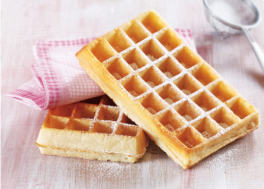 Source : Thiriet Nous avons ensuite la gaufre de Liège , cette fois-ci nous retrouvons à l’intérieur des petites « perles de sucres ». Sa forme est ovale et ses bords irréguliers. Cette gaufre est souvent mangée nature.