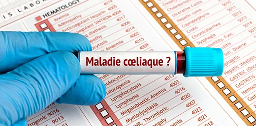 Source photo : rapide sans gluten Source photo couverture : doctissimo Aujourd'hui, le jeudi 16 mai 2019 à lieu la journée mondiale de la maladie cœliaque. Nous entendons de plus en plus parler de l'intolérance au gluten, la maladie cœliaque elle est encore très méconnue Peu de gens connaissent réellement la différence entre intolérance au gluten et maladie cœliaque. Sans gluten, intolérant, cœliaque… autant de termes qui reviennent très souvent dans les discussions sur l’alimentation. Et il faut dire que bien souvent ces termes sont galvaudés à tel point qu’il peut être difficile de s’y retrouver. Alors il est temps d’éclaircir un peu ces concepts pour amorcer avec plus de sérénité ce nouveau mode d’alimentation ! Le sans gluten, qu’est-ce que c’est ? L’expression “sans gluten” fait référence à un régime ou des aliments qui ne contiennent pas de gluten. Le gluten est un ensemble de protéines présent dans les graines de nombreuses céréales à paille telles que le blé, l’orge, l’avoine, le seigle… Ainsi, une alimentation sans gluten fera la part belle à d’autres céréales comme le millet, le maïs, le quinoa*... et substituera parfois aux farines des amidons comme celui de la pomme de terre. Intolérant, cœliaque : deux situations bien différentes Le gluten est composé de gluténine et de gliadine. Cette dernière, la gliadine, est responsable tant de l’intolérance au gluten que de la maladie cœliaque. Pour autant, ces deux sont à ne pas confondre ! L’intolérance au gluten n’est pas une maladie mais regroupe un ensemble de symptômes qui peuvent être ressentis par une personne sensible au gluten : troubles digestifs, nausées, ballonnements… Ces troubles varient en intensité selon les personnes. La maladie coeliaque est pour sa part une maladie chronique. Elle provoque le développement d’anticorps au gluten qui attaquent la muqueuse intestinale. En détruisant les villosités de l’intestin nécessaires à l’absorption des aliments, le gluten empêche le malade de capter les nutriments essentiels au bon fonctionnement du corps humain. Comment savoir si l’on doit suivre un régime sans gluten ? Tant pour l’intolérance que pour la maladie coeliaque, une seule solution est connue à ce jour : le régime sans gluten. Le dépistage de la maladie coeliaque requiert un questionnaire médical ainsi que des tests sérologiques permettant la détection et le dosage d’anticorps (notamment anti-tTG de type IgA). En complément, une endoscopie ainsi que des tests génétiques peuvent être prescrits. Pour l’intolérance, le chemin n’est pas aussi tracé, mais il est conseillé d’ôter le gluten de son alimentation pendant une semaine pour constater une amélioration des symptômes Nous profitons de cette journée pour essayer de sensibiliser le plus grand nombre de personnes sur ce sujet de société au combien important. Pour plus d’actus et d’infos sur le sans gluten, suivez-nous sur Facebook et Instagram ! * ces trois farines sont utilisées dans notre pâte à gaufres !