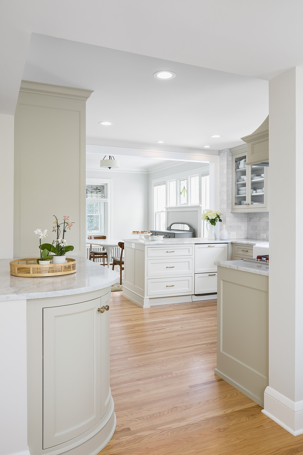 KitchenEntry_CurvedCabinet_2019_11_14.jpg