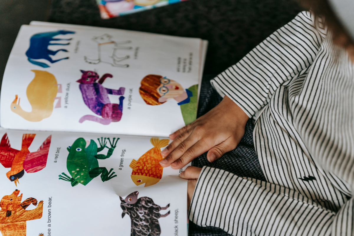 Child learning to read by practicing read-aloud activities