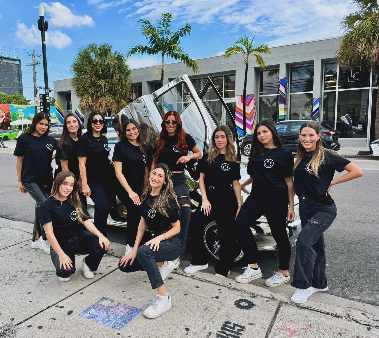 Our awesome team during @jbalvin new album release #RAYO ⚡️🖤 @wynwood_marketplace 
📍Miami, FL
.
.
#jbalvin #rayo #newalbumrelease #miami #wynwoodmarketplace #promotionalmodels #blossomtalent #staffingagency