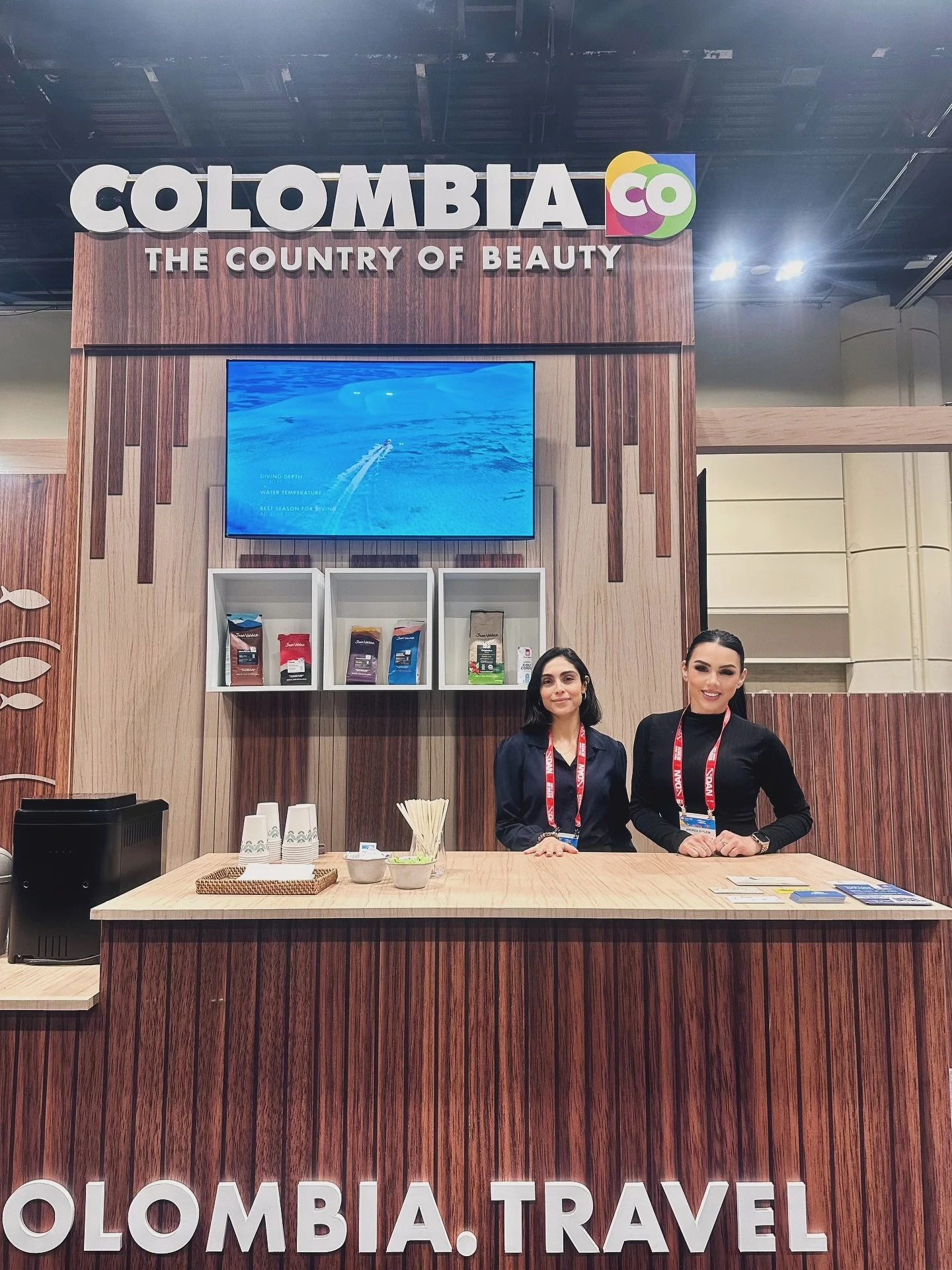 Our team during @demashow 🤿🇨🇴
📍Orlando, FL
.
.
#demashow2025 #orlandotradeshows #tradeshowmodels #hostesses #blossomtalent #staffingsolutions