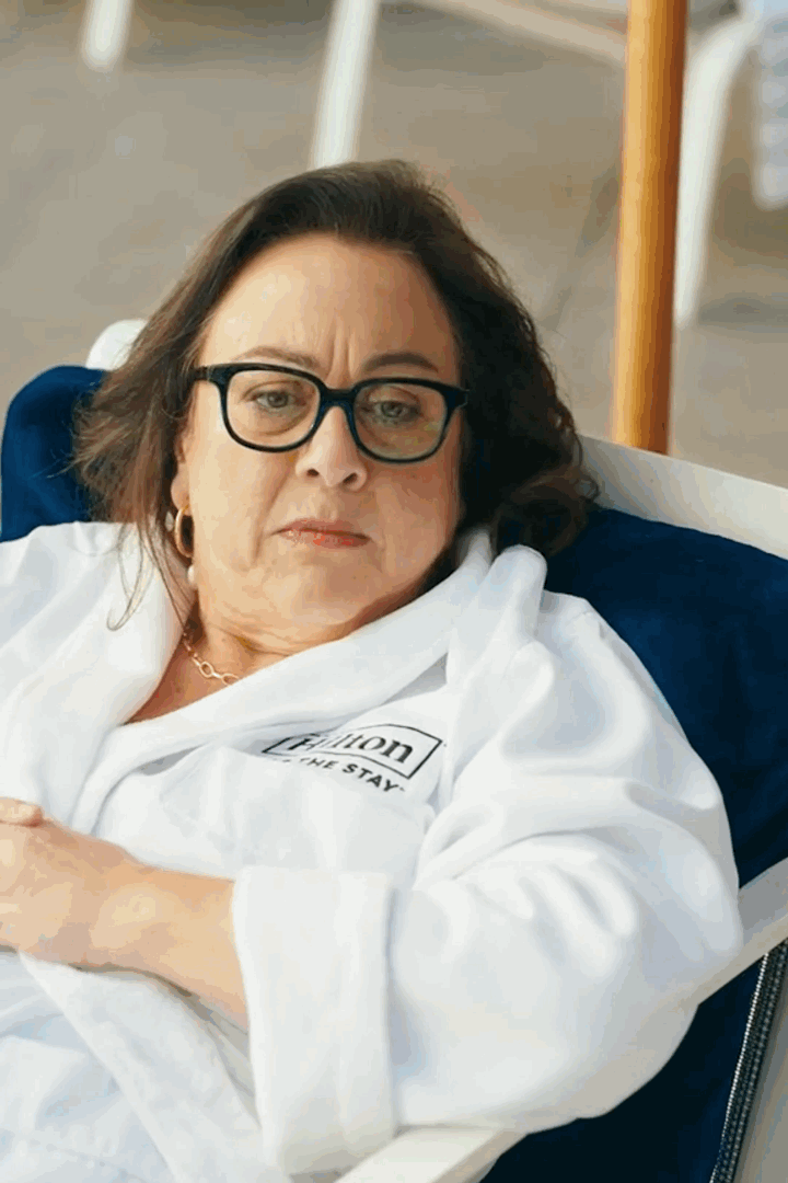 hilton thumb vert pool.gif