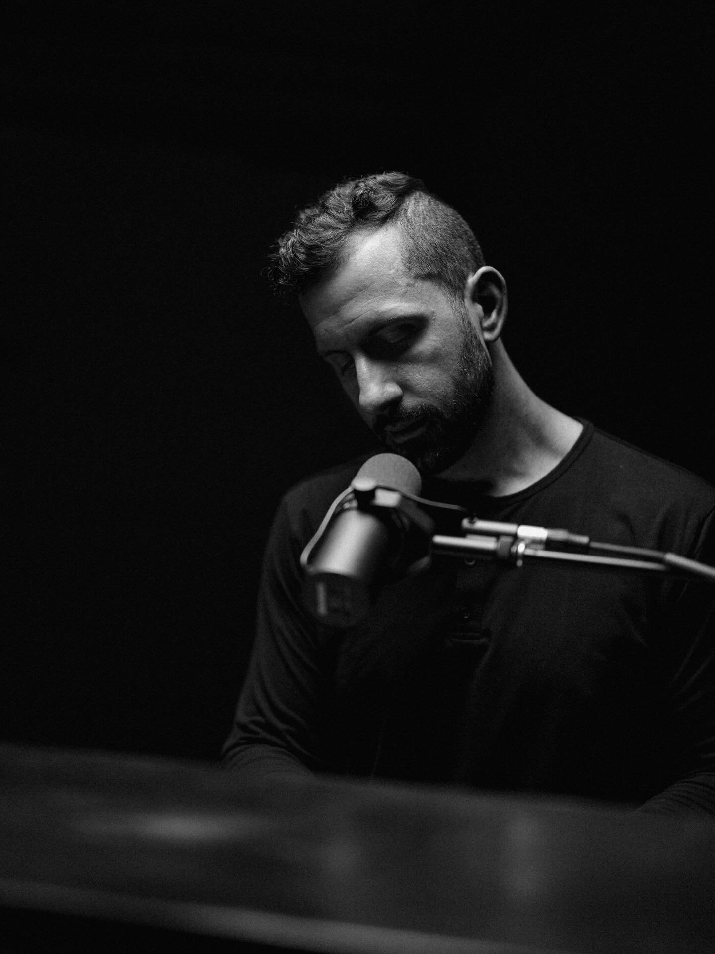 Swipe to see how we transformed my garage into the set for my latest music video 🎵🎥 So grateful to @tylerjosephneil for helping design and capture this project. #gloryandhonor #allglorytogod #musicvideo #behindthescenes #christianmusic