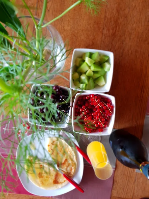 Prepara un desayuno con lo que tengas a mano y disfrútalo con tu hermana.