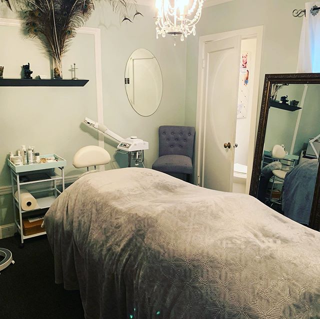 We are looking for a full or part time esthetician to join the Elise Armeen team! You will have access to a fully furnished room with private powder room. If you or someone you know might be interested, call Jennifer at 415.336.9574 #jobopportunity #