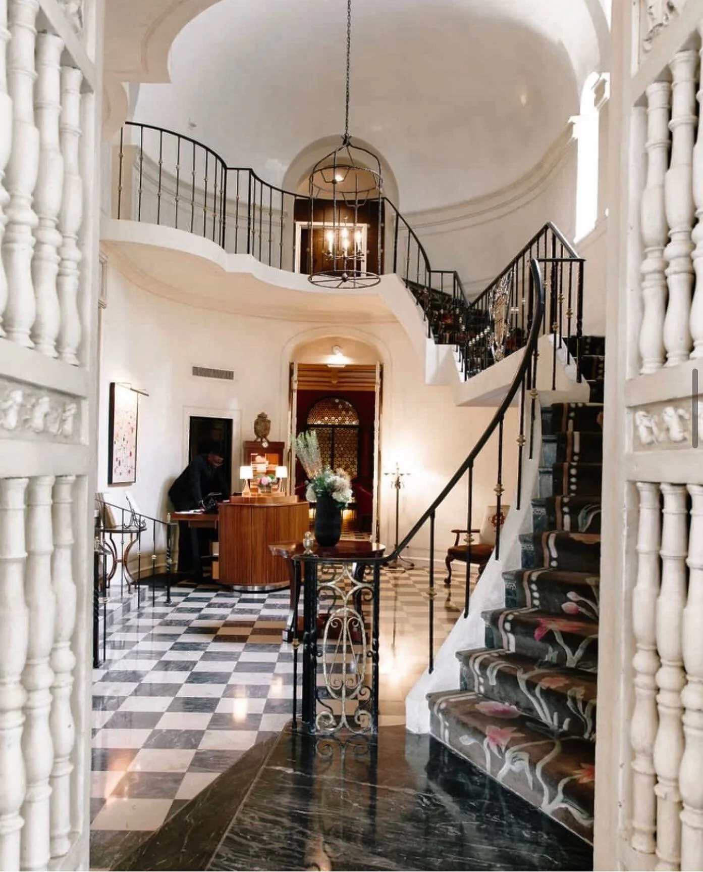 After a long work week, who wouldn&rsquo;t want to go to my favorite mansion in Texas for a little R&amp;R? The Mansion on Turtle Creek is the perfect little gem of a property in the heart of Dallas. See y&rsquo;all Monday! 🥂📸: @rosewoodmansionturt