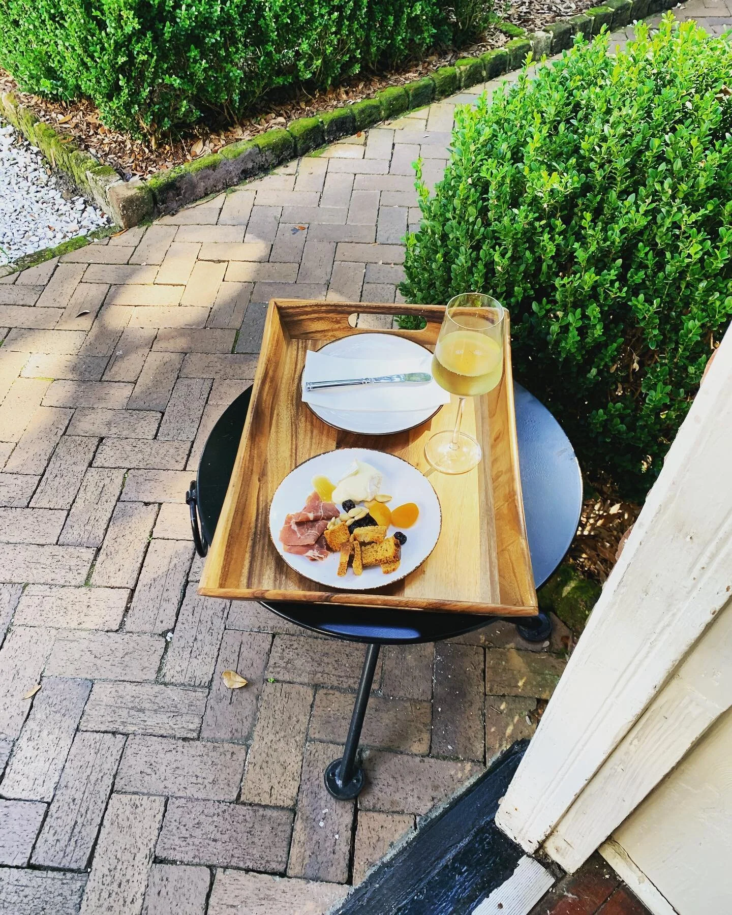 Afternoon wine and cheese, please... 🥂✨📍Charleston, SC @zerogeorgest #cmctravel #cmcescapes #cmcevents #cond&egrave;nast