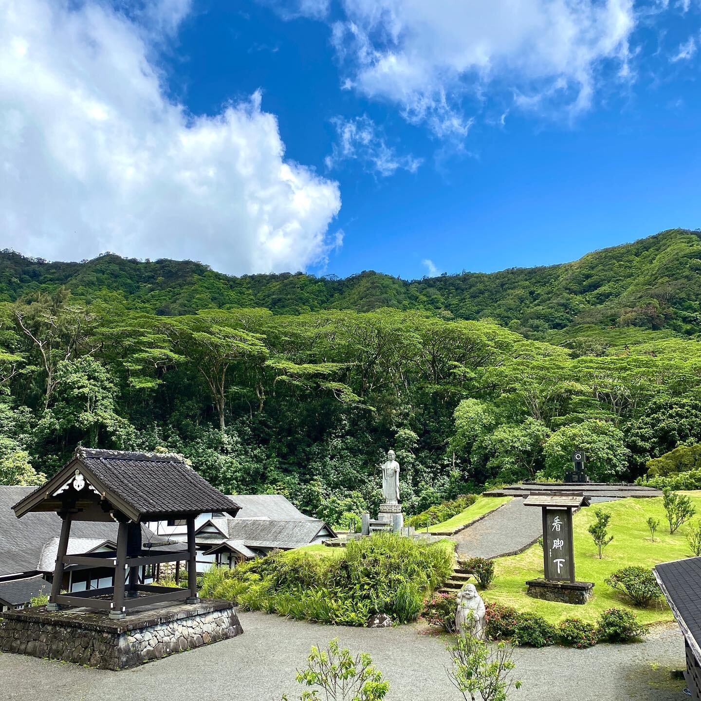 A view from above.
.
.
.
#manawa #kalihivalley #aloha #hawaii #臨済宗 #禅寺 #超禅寺 #禅 #zenbuddhism #buddhism #rinzaizen #rinzai #hawaiizen #zentemple #zenmonastery #monastery #chozenji #zen