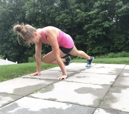 Bring right knee to left elbow, keeping shoulders over hands and switch left knee to right elbow.  Alternate as fast as possible while keeping good form for 30 seconds.  