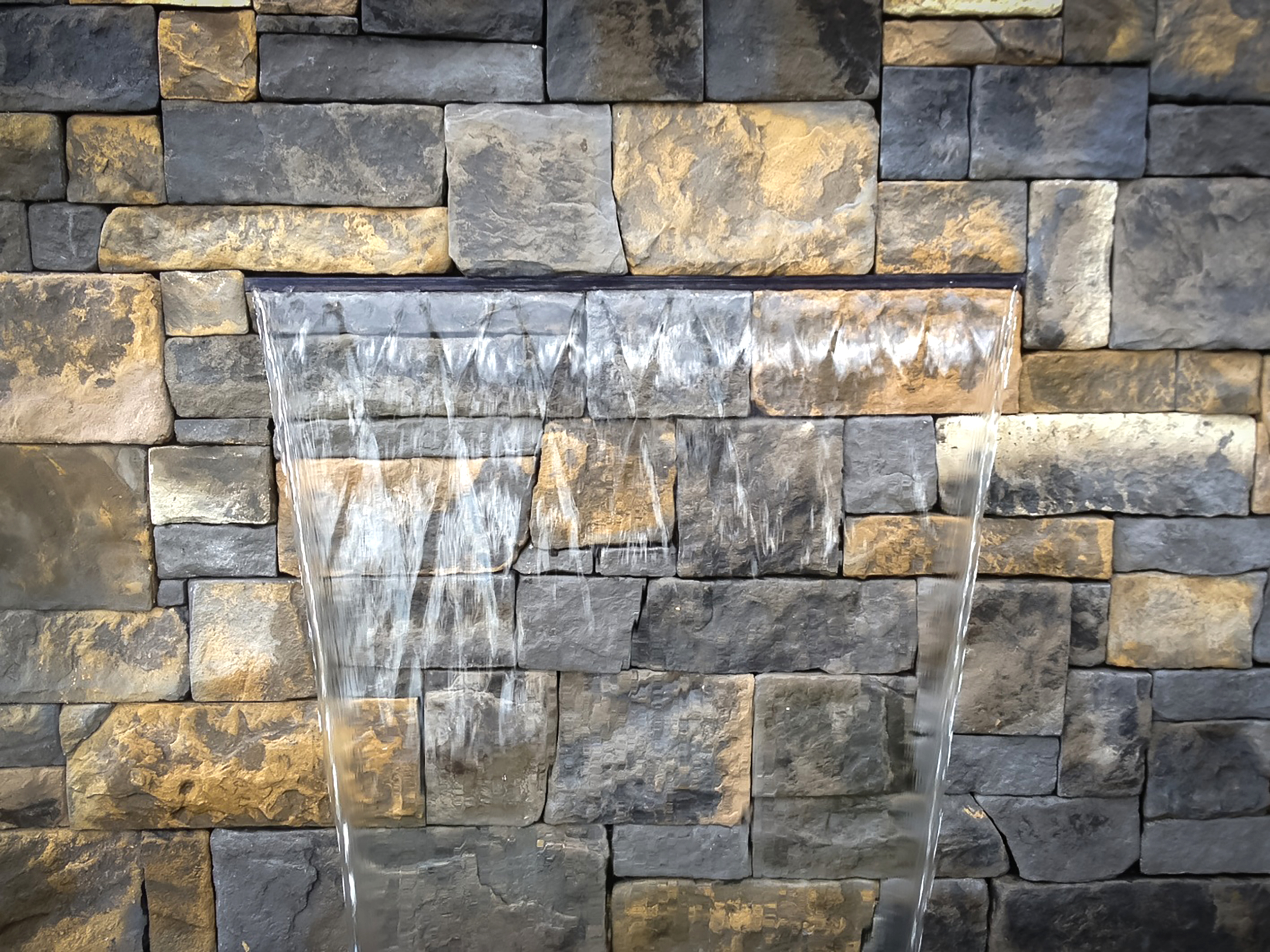 Veneer Stone Wall in Dry Stack Bluestone