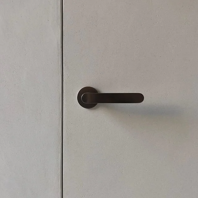 The perfect door handle:
@olivariofficial x @vincentvanduysen
&mdash;
#architecturedetails #interiordesign #interiordetails #interiordesignmag #craft #homedesign #arquitectura #interiordesignlovers #interior #interiorspaces #deco #interiores #homedec