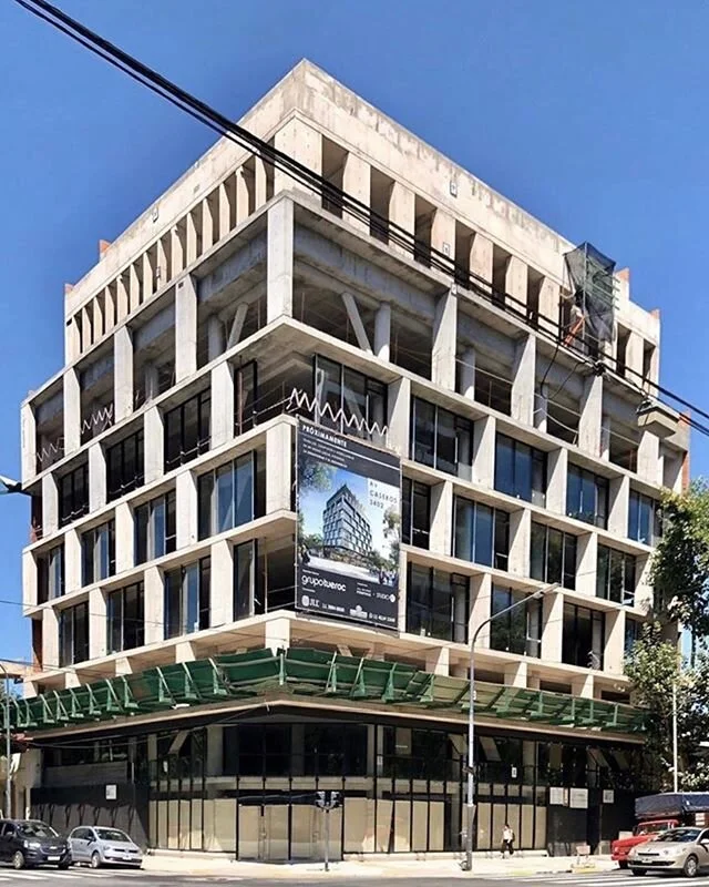 Caseros 3402: cast in place concrete completed. Now the finishing touches. 
#construction #inprogress
developer: @grupotueroc, design by @pona10 @studioaiba @actofintuition
&mdash;
#architecture #design #buenosaires #newconstruction #urban
