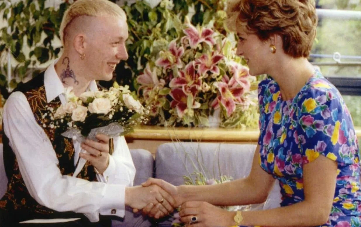 Prinses Diana in 1992 in gesprek met William Drake, patiënt in het London Lighthouse Aids Centre. Foto: Dylan Martinez/Reuters