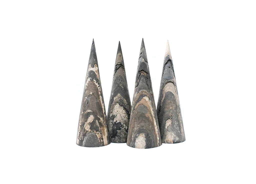 "By mixing PHA with cremation ashes, an object is formed that can be given back to nature as a whole." Ga naar de site van Studio Nienke Hoogvliet om meer te lezen over de MOURN.