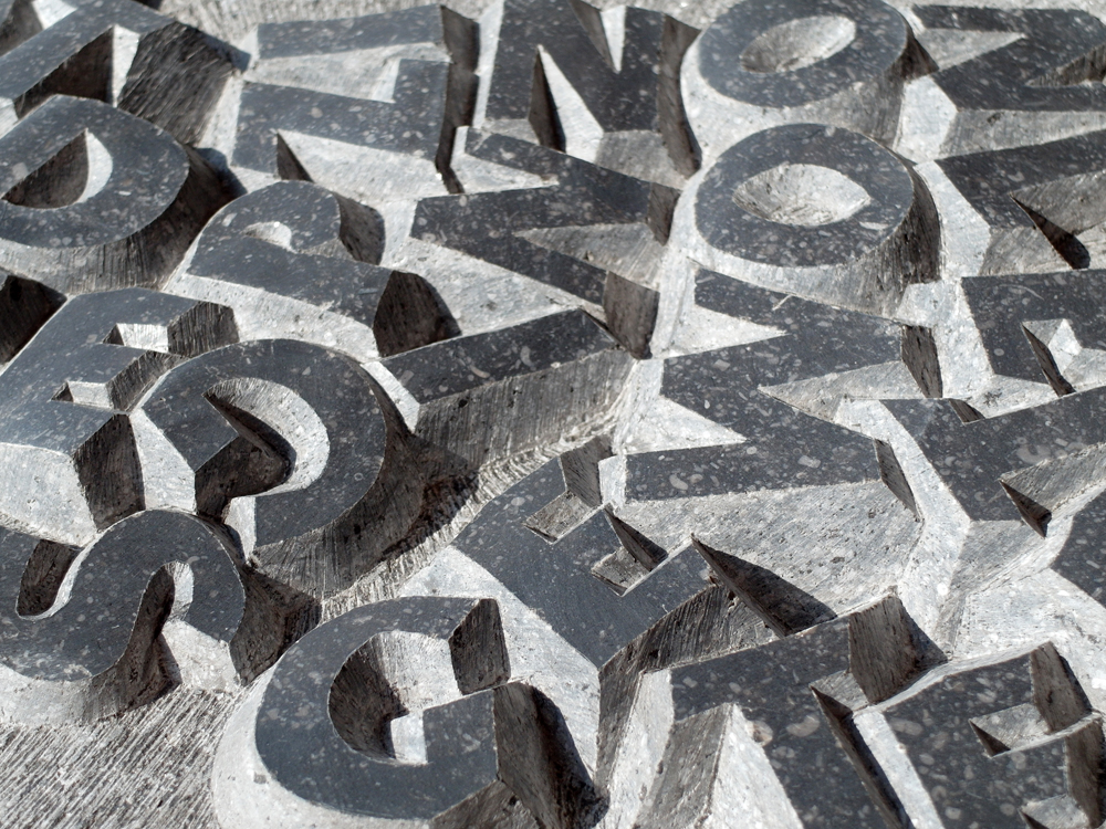 Uitgehakte letters in steen door Michiel Deylius