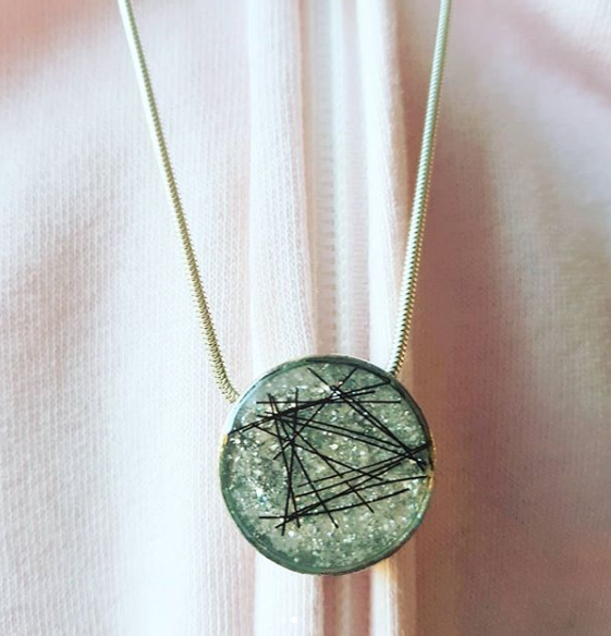 Wist je dat het een eeuwenoud gebruik is om haar van een overleden dierbare te bewaren, en daar een sieraad of kunstvoorwerp van te maken? Een moderne variant hiervan is van As Creations , hier met glitters.