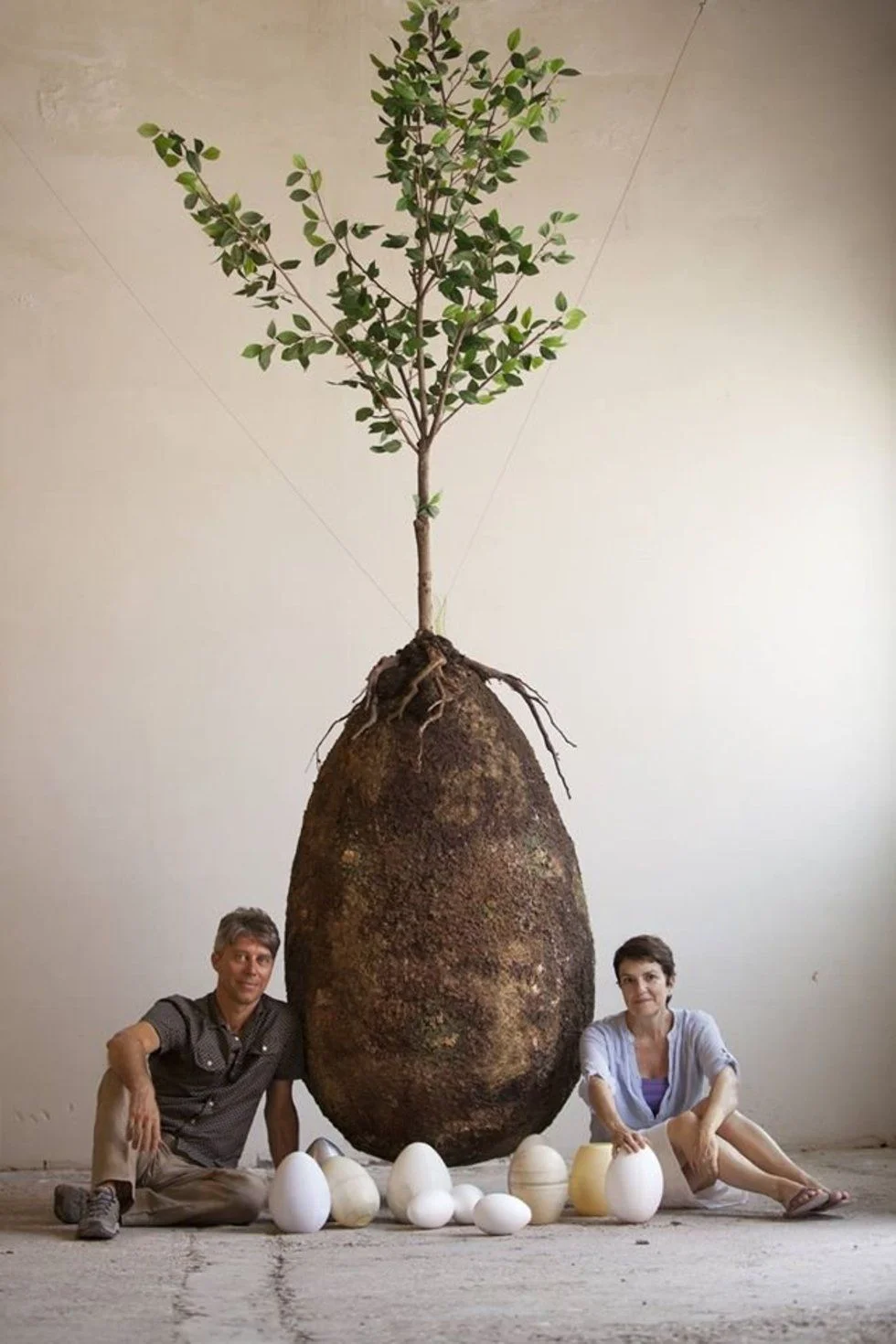 De Italiaanse designers van de Capsula Mundi: Anna Citelli en Raoul Bretzel