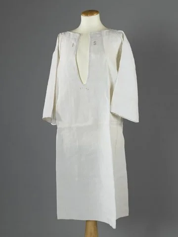 Doodshemd uit de collectie van het Fries Scheepvaartmuseum, met initialen I.S. en jaartal 1796