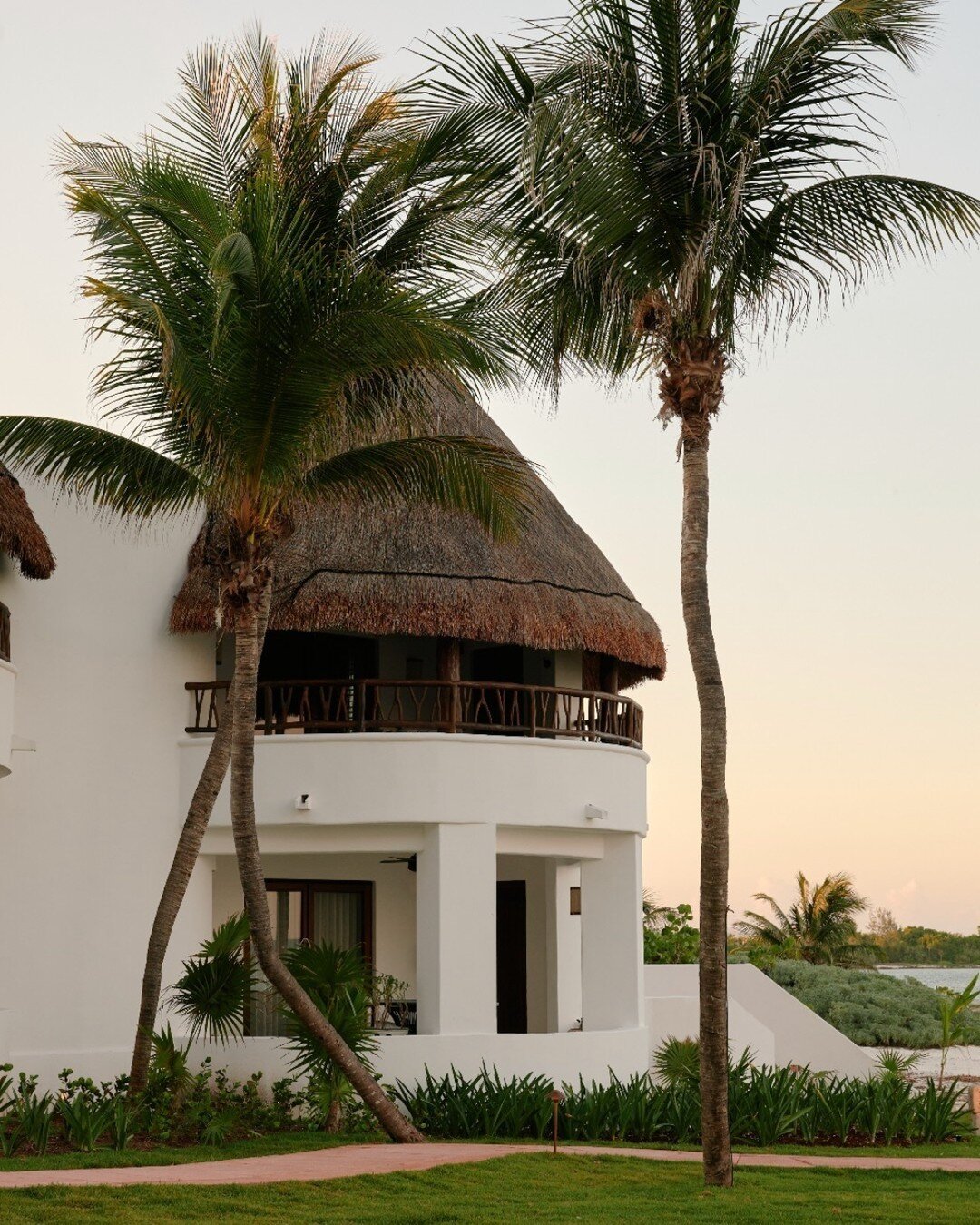 Nestled along a picturesque coastline, Belmond Maroma (@belmondmaroma) is surrounded by pristine beaches, crystal-clear turquoise waters, and lush tropical jungle &ndash; the perfect destination for a winter sun getaway 🌞⁠
.⁠
.⁠
.⁠
#TheAffluenceLove