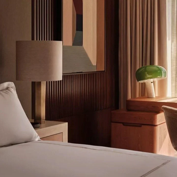 At 30 Grosvenor Square, London&rsquo;s once‑private &ldquo;Little America&rdquo; address reopens as The Chancery Rosewood (@thechanceryrosewood). ⁠
⁠
Housed in the former U.S. Embassy, the 1960s building has been painstakingly re‑imagined by Sir Davi