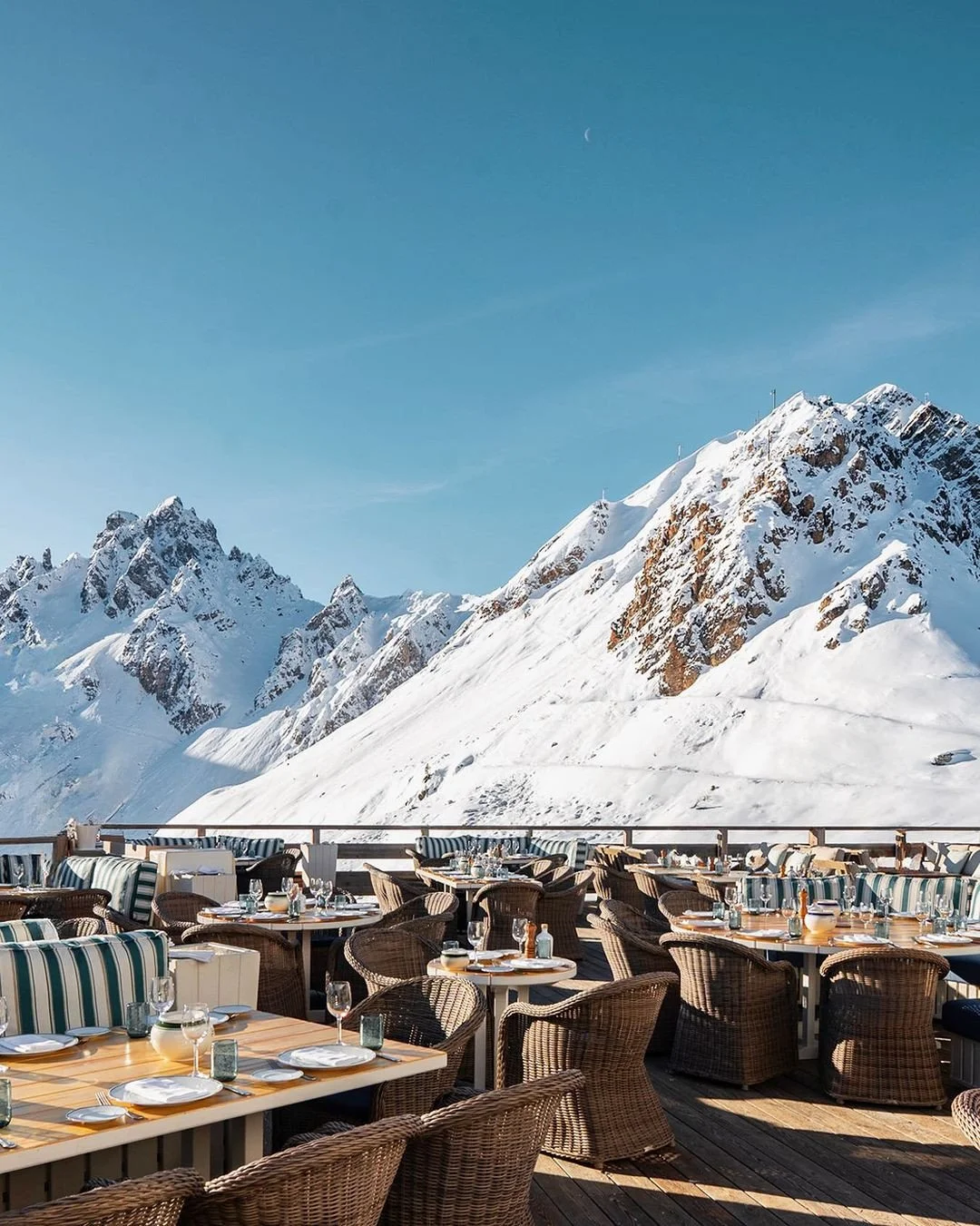 Slope-side sips and mountain vistas at @bagatellecourchevel 🍸⁠
.⁠
.⁠
.⁠
#TheAffluenceLoves⁠
#skiseason