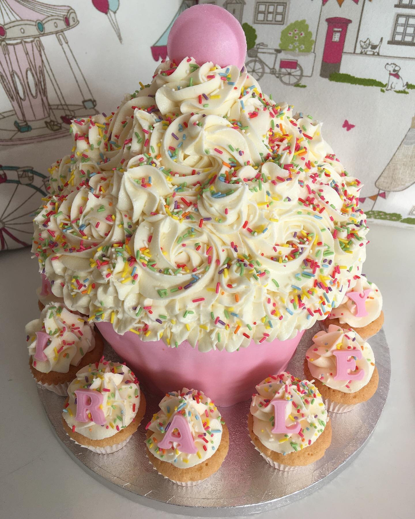 Simple sprinkles make my life. 

#teacupsandcupcakescardiff #giantcupcake #sprinkles #colouful #happybirthday #teaandcake