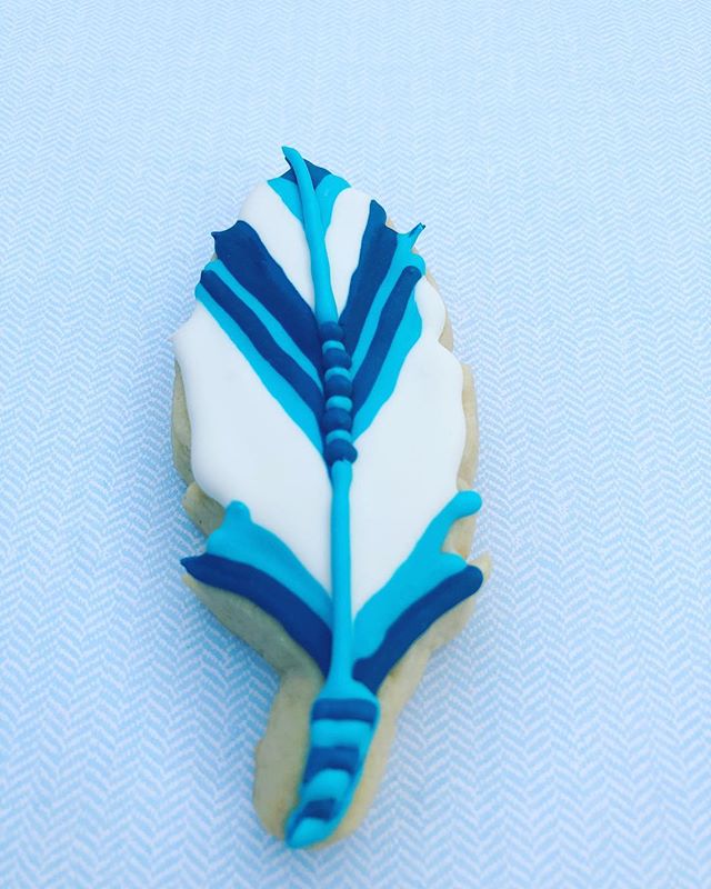 Festive feathers!
.
.
.
#feathers #decoratedcookies #sugarcookies #babyshower #bakersbungalow #babyboy #babyshowerideas #babyshowercake