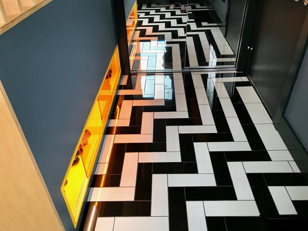 MIRROR DOUBLES THE TILE