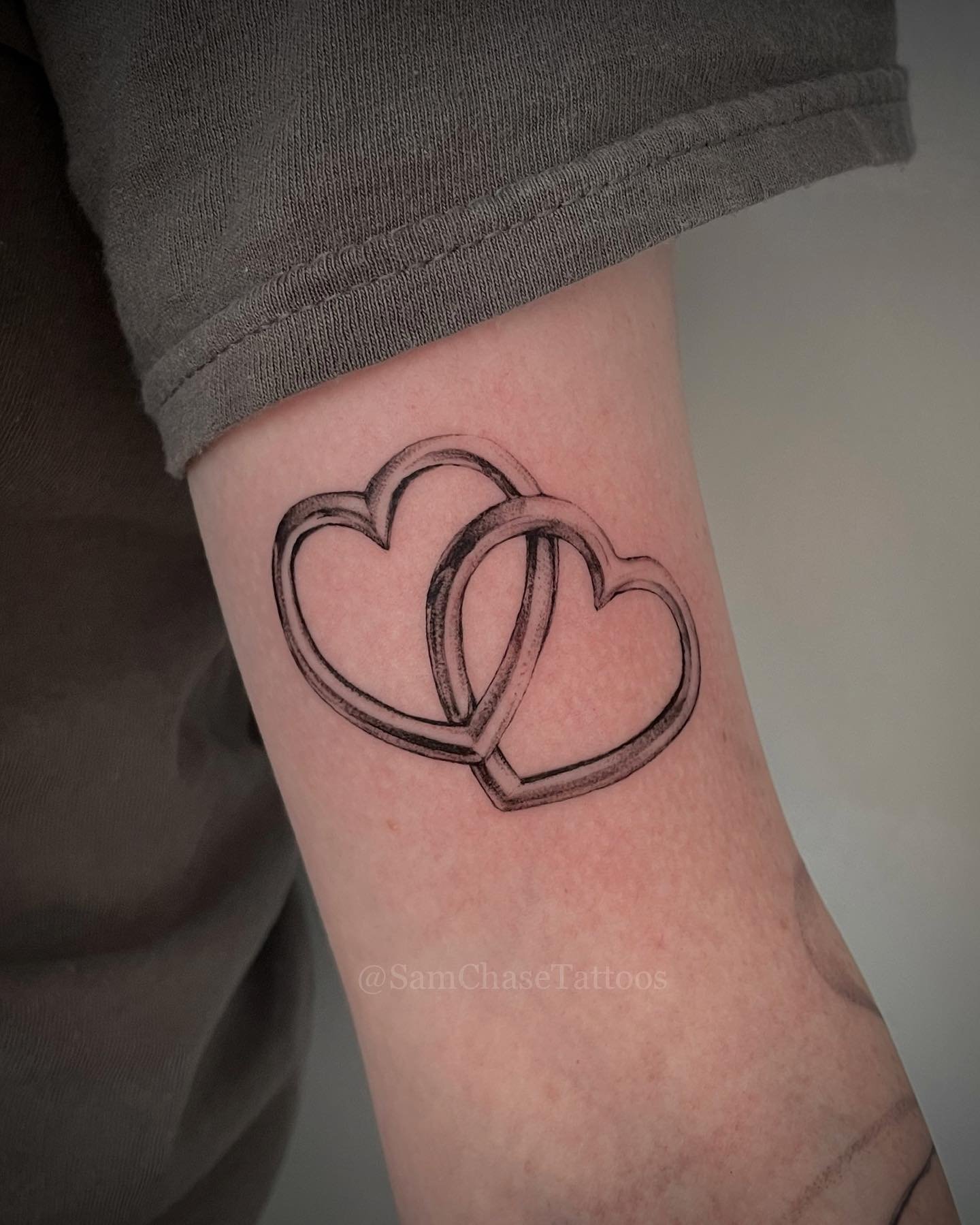 💞CHROME HEARTS💞 Had a lovely time doing this flash piece on this new returning client! ✨ Thanks fer lookin 😎
.
.
.
.
.
#chrometattoo #hearts #finelinetattoo #flashtattoo #chicagotattooartist #femaletattooartist #blackandgreytattoo #dotwork #artdet