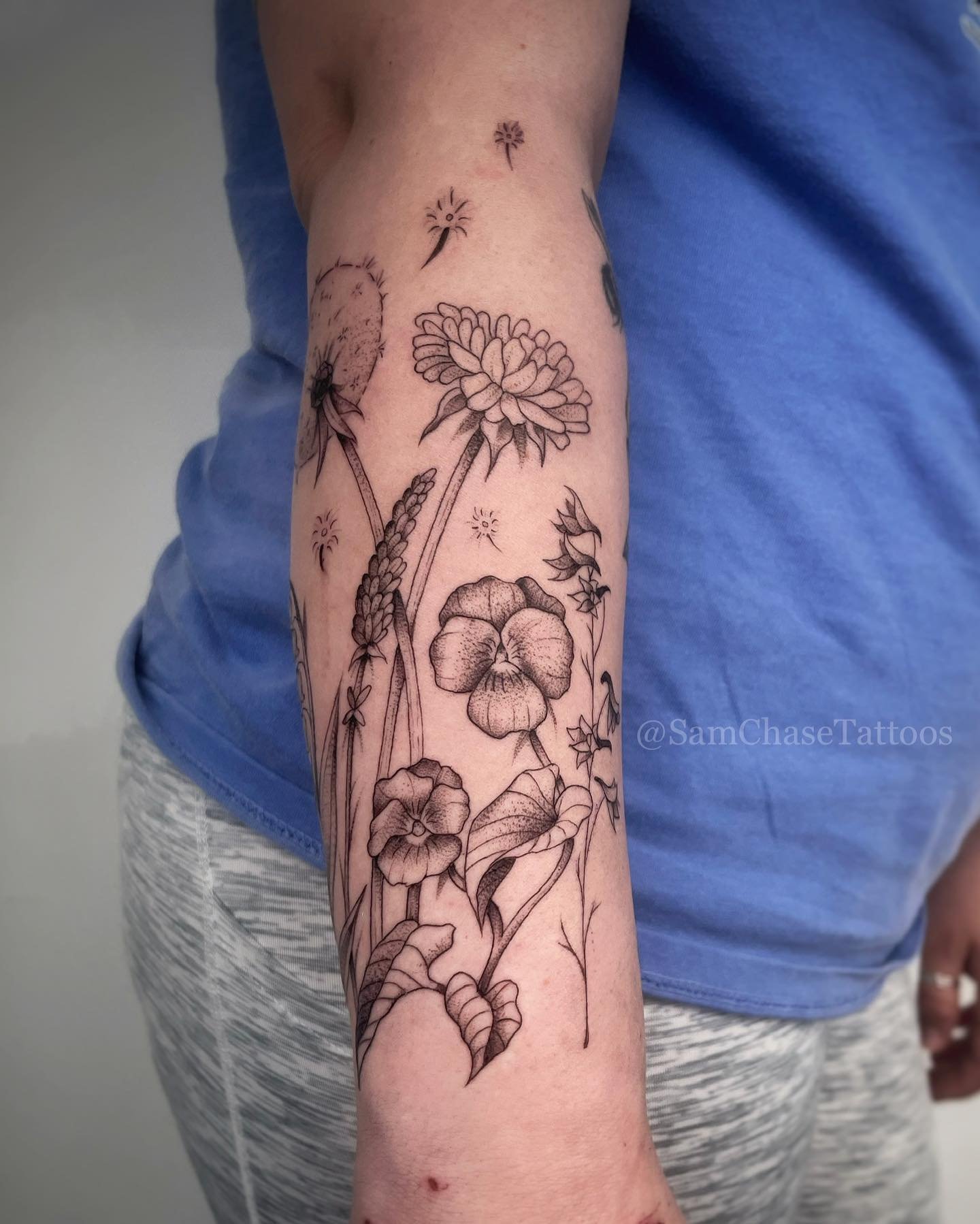 🌸WILDFLOWERS🌸 Had fun with this fineline floral bunch the other day! 🖤 Heavily based off a drawing provided by the client (swipe to see)
.
.
.
.
#wildflowers #floraltattoo #finelinetattoo #dotwork #customart #chicagotattooers #womensupportingwomen