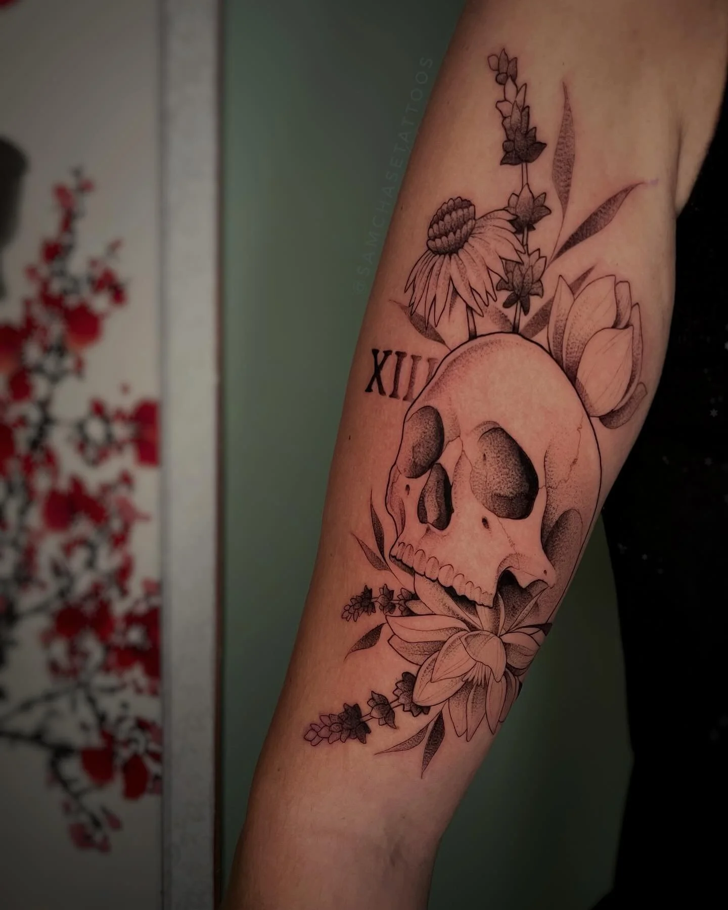 I love how this subtle take on the Death tarot card came out 💀🪷 This piece originally was designed to go on their foot, but we mutually decided an arm placement would be the better move for that day ☺️ Sometimes we have to change placements to supp