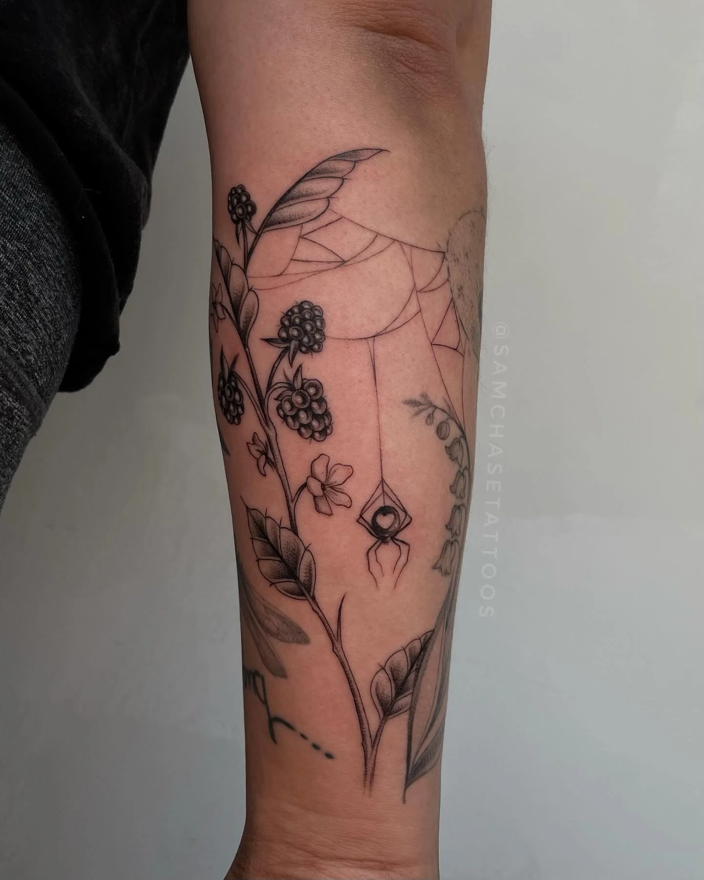 Some nature theme pieces that I haven&rsquo;t had a chance to post but wanted to show love! 🌿 Some of this is freehand, some stenciled, most fresh, and some healed! 🌸 Just some nice plants and critters for your Tuesday viewing
.
.
.
.
.
#fineline #