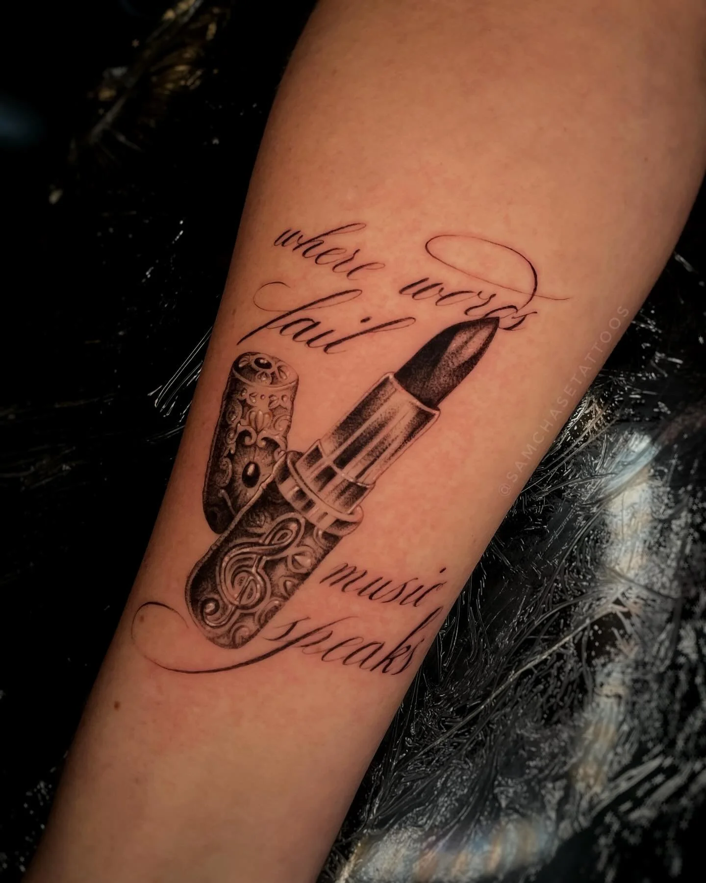 &ldquo;Where words fail, music speaks&rdquo;
Had a lovely time creating this custom vintage lipstick piece for this client, inspired by their time as a theater makeup artist! 💕🎭
.
.
.
.
.
#fineline #finelinetattoo #dotwork #stipple #details #lipsti