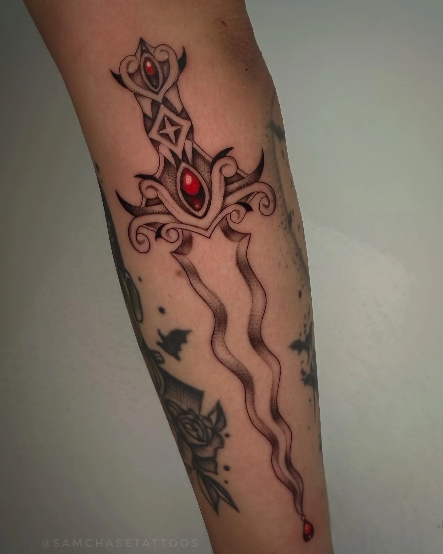 vampiric inspired dagger for my good friend and returning client 🗡️❤️ this was so fun to
design, i love the romantic/spooky vibes 🧛&zwj;♀️
.
.
.
.
.

#vampire #dagger #halloween #spooky #halloweentattoo #customtattoo #horror #finelinetattoo #dotwor