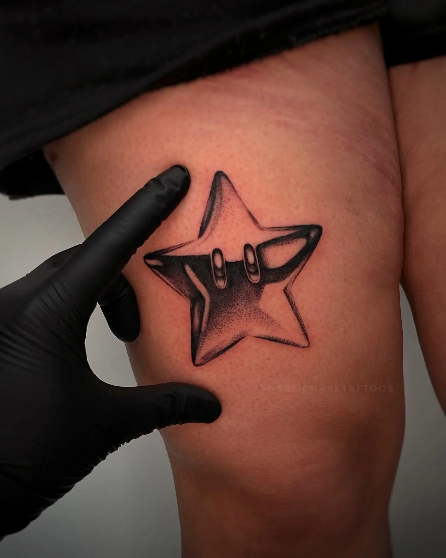 Had such a lovely time tattooing this chrome Super Star on this returning client! 🌟 This piece lines up with a cute heart I did on their other leg about 9 months back 🖤
.
.
.
.
.
#fineline #superstar #supermario #videogametattoo #nerdytattoos #chro