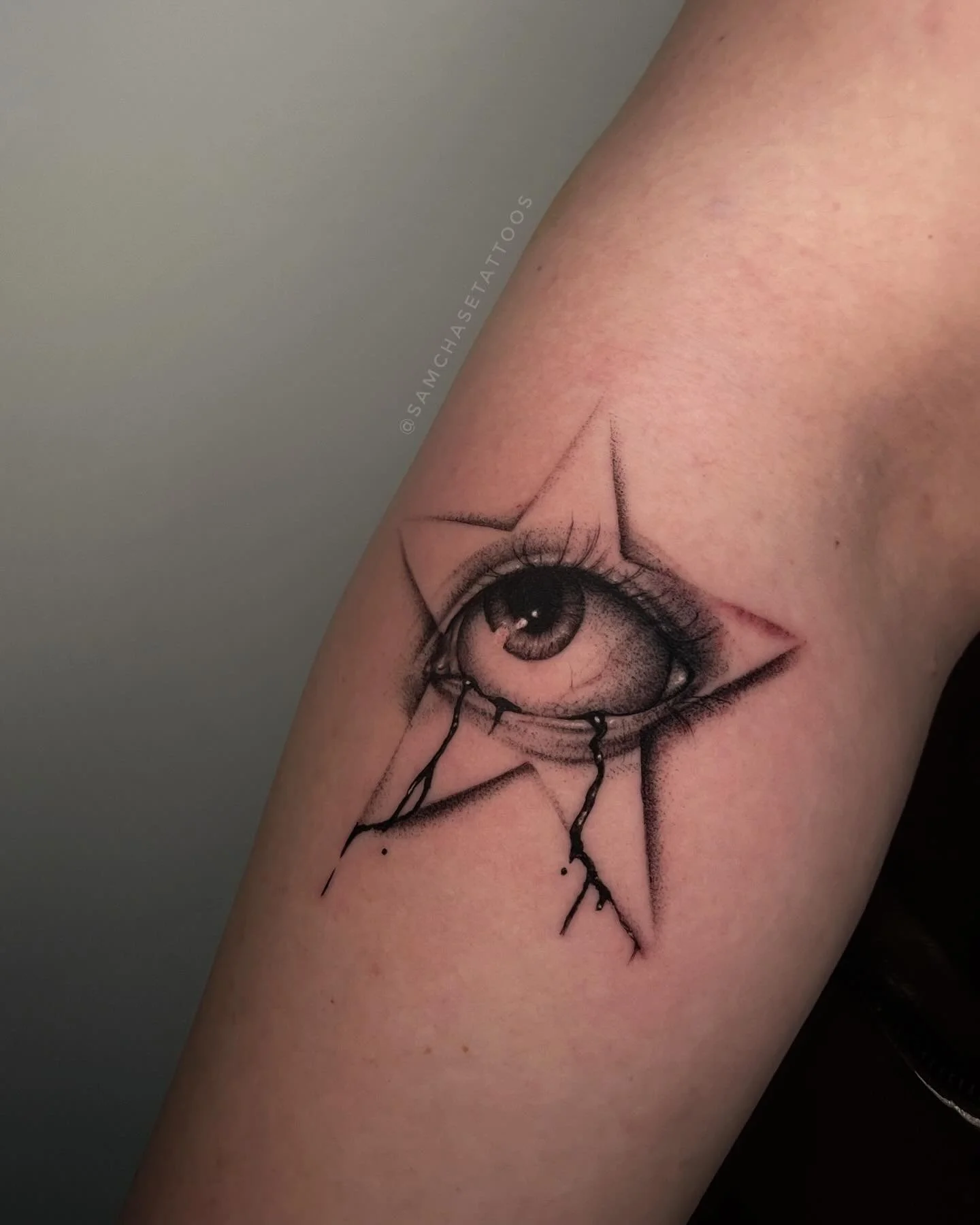So happy I finally got to do this piece from my flash! 👁️⭐️ Starry eyed bb
.
.
.
.
.
#eyedrawing #eyetattoo #fineline #finelinetattoo #dotwork #y2k #hyperpop #naperville #femaletattooartist #chicago #flashtattoo