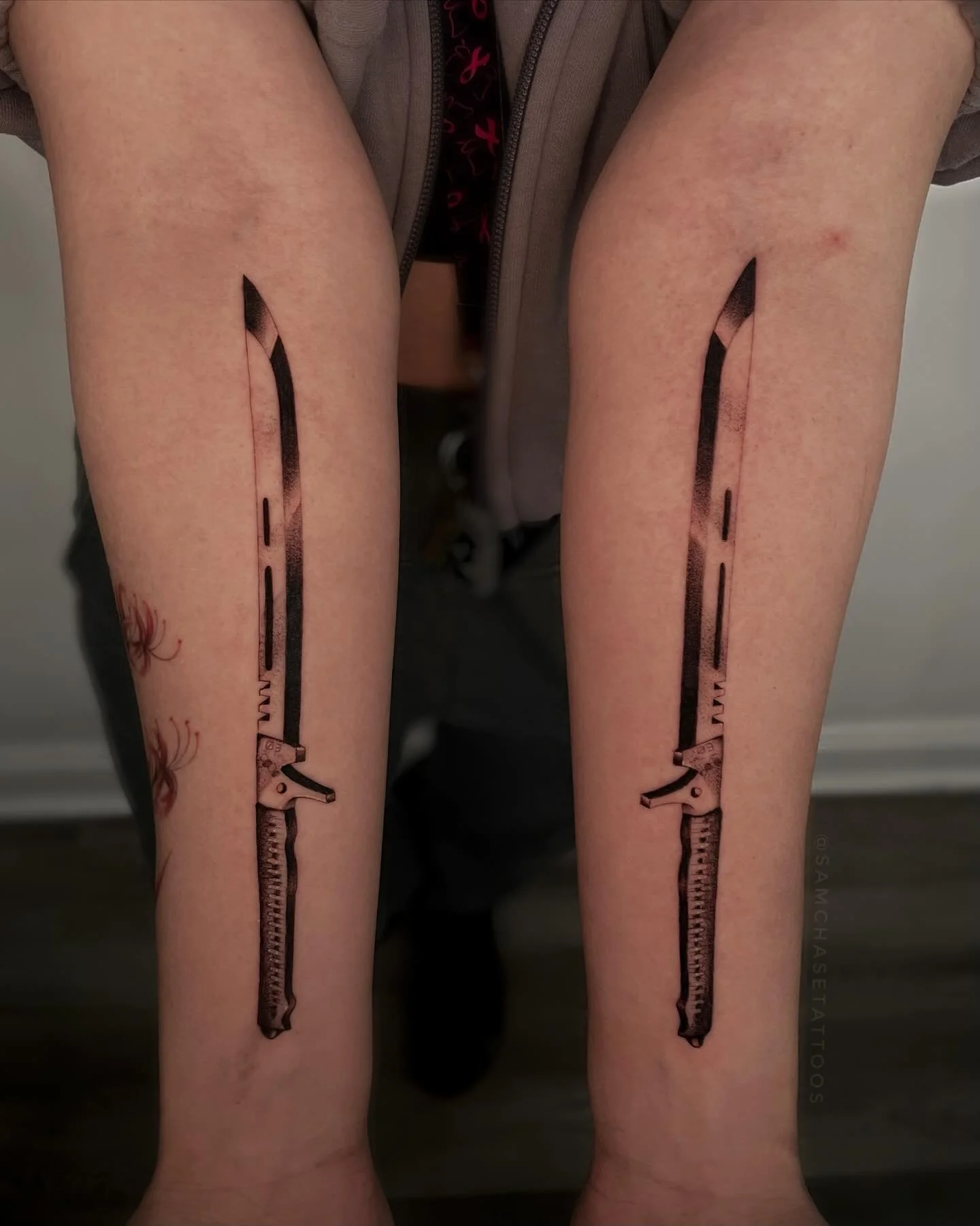 DOUBLE SWORDS ⚔️ This was such a fun session and definitely made me hone in on my placement skills 📐 Thanks always for the trust!
.
.
.
.
#kaijuno8 #animetattoo #fineline #dotwork #finelinetattoo #symmetricaltattoo #naperville #chicago #mirrored #fe