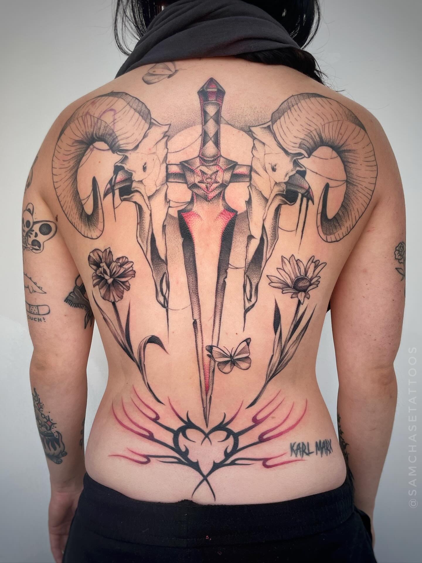 Full back piece I completed back in August! 🖤🩷 I love this layout and am so grateful for the creative freedom this client always gives. Pink accents ✔️ Karl Marx (done by me years ago) ✔️ Tramp Stamp ✔️✔️✔️
.
.
.
.
.
#backtattoo #blackandgreytattoo