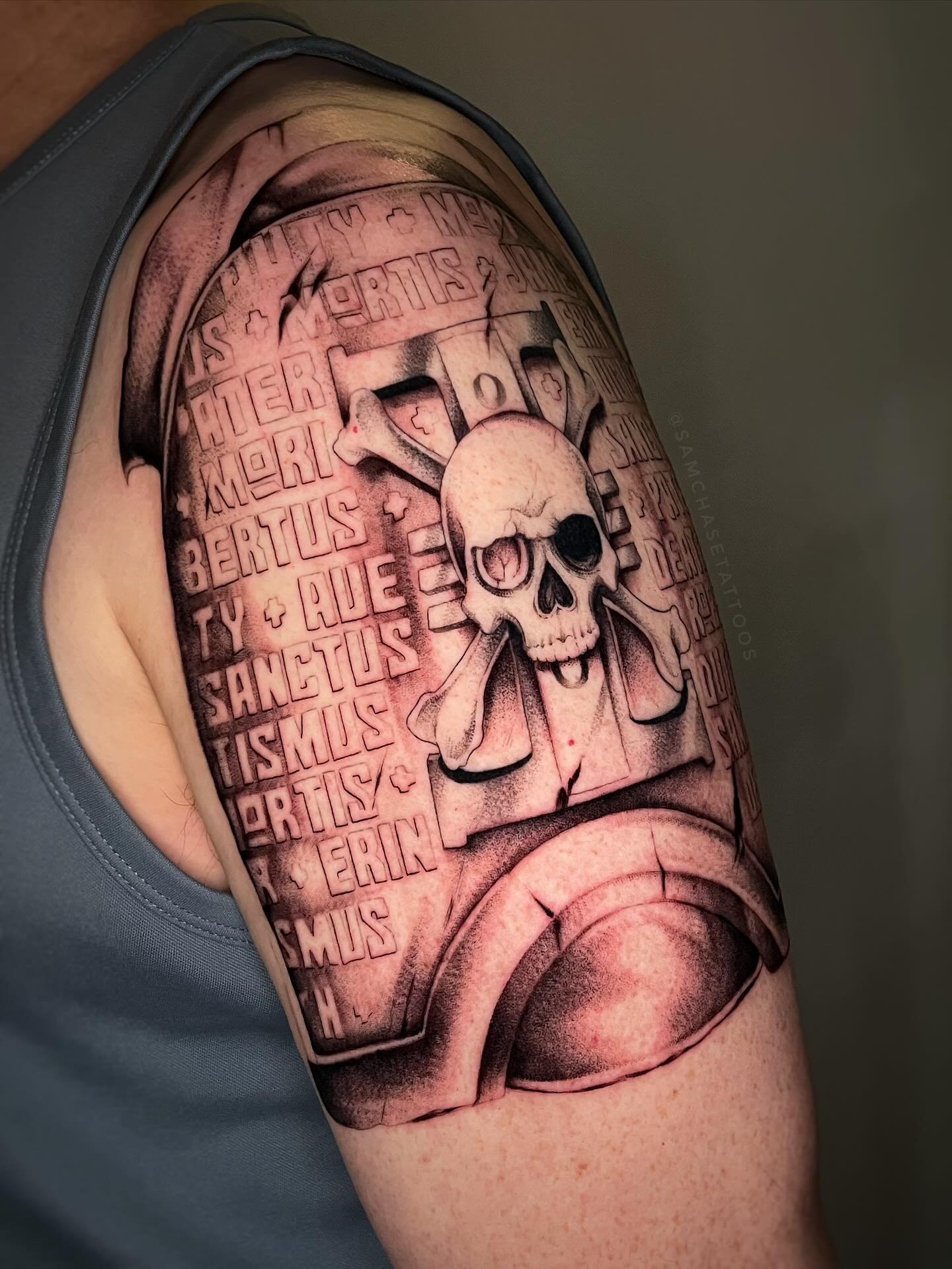 New nerdy shoulder armor for this first time client! 🛡️🤺 This is is directly inspired from the Deathwatch&rsquo;s pauldron (shoulder armor) from Warhammer 40k, but customized to fit and includes family names amongst the text! A little different for