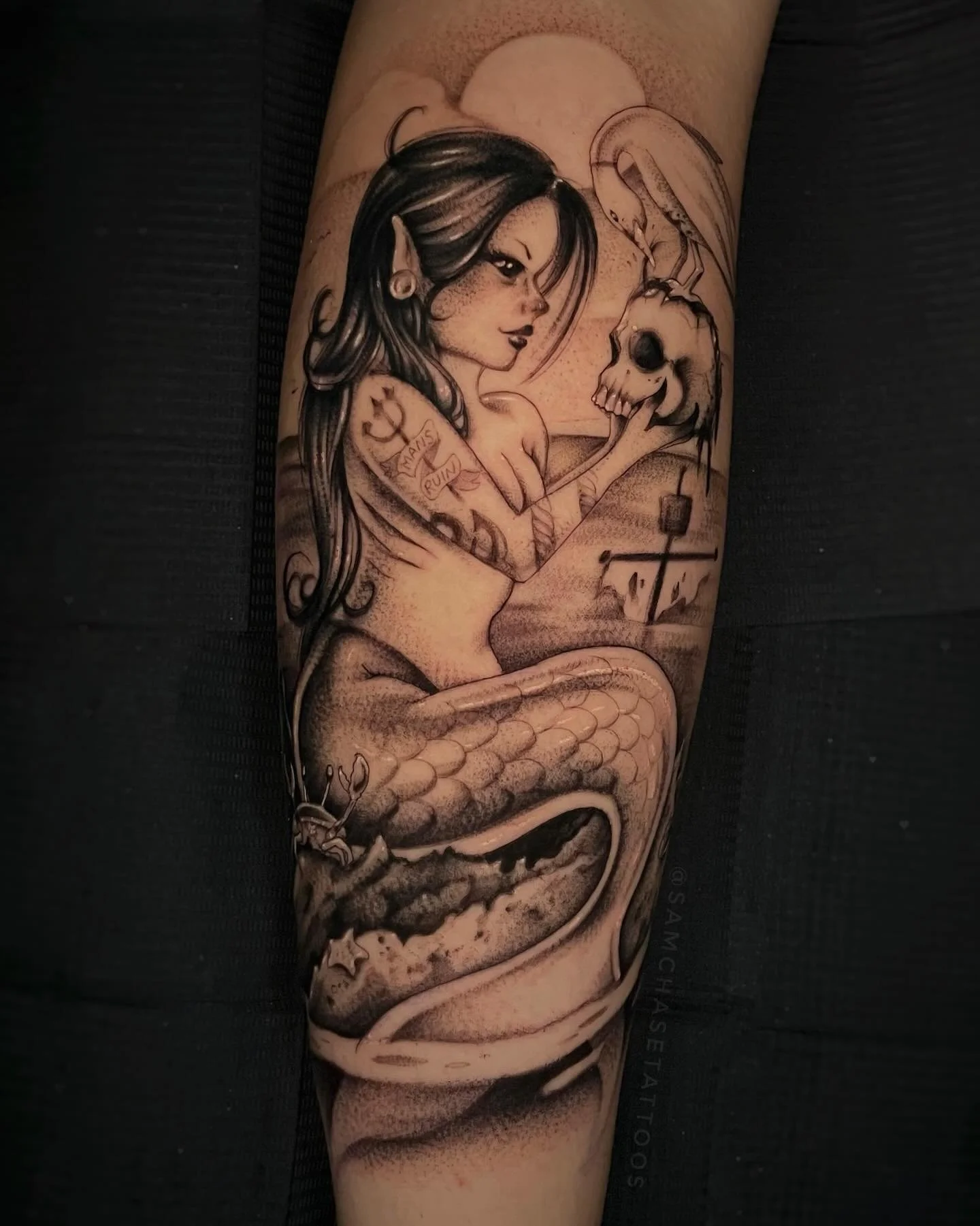 I had so much fun creating this custom Siren piece for this lovely first time client! 🧜&zwj;♀️🖤 They gave me an idea and total creative freedom, and I&rsquo;m so stoked with the outcome 🫶 Wraps, took about 4.5/5 hours to complete
.
.
.
.
#siren #m