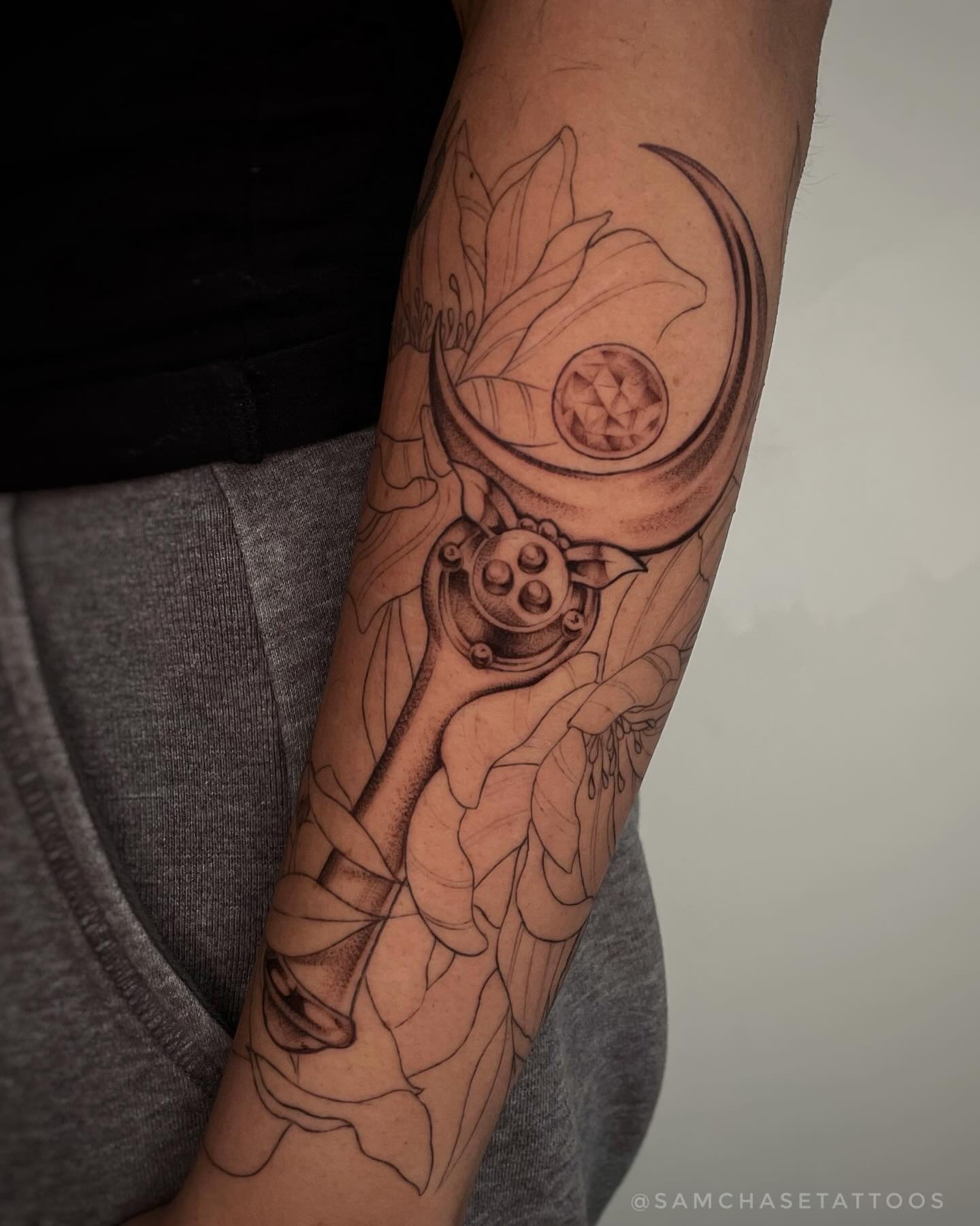 In-progress Sailor Moon half sleeve! 🌙 all lines healed, shading fresh. Lots more to go, but I was so happy with how these magical objects are turning out so far 💕 flower shading next time, background in future
.
.
.
.
#sailormoon #progress #sailor